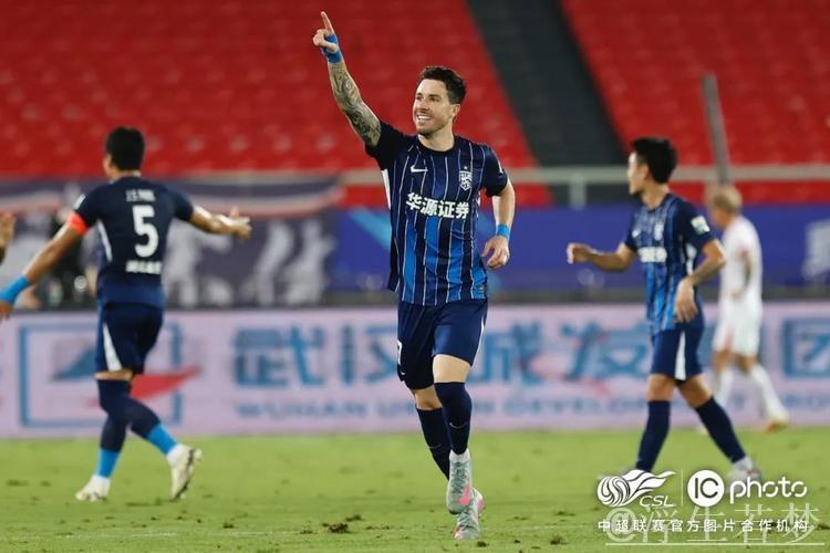 武汉双外援闪耀 两球力克青岛 武汉双外援闪耀 两球力克青岛