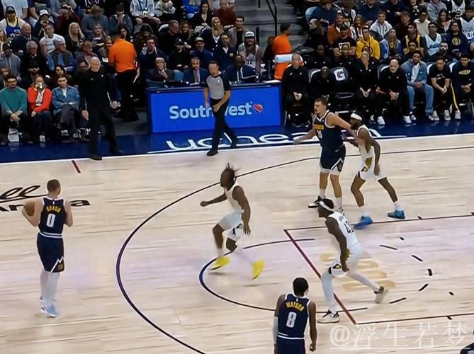 约基奇击地传球助攻 布劳恩双手爆扣 约基奇击地传球助攻 布劳恩双手爆扣